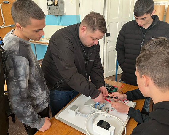 Уроки по электрооборудованию и экологическому фермерству для агротехклассов